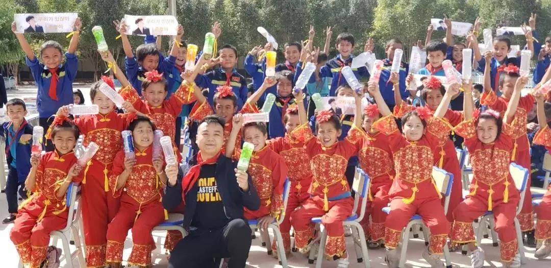 刘楠鑫和新疆孩子们