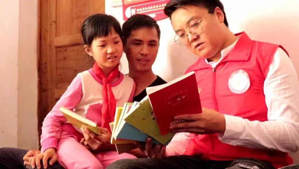 刘楠鑫为乡村孩子送去书籍